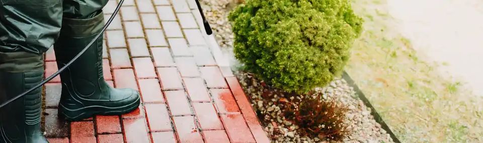 Nettoyage d'une allée en pavés en Vendée