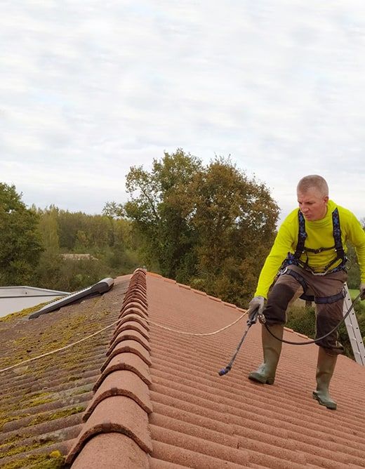 L'équipe Pro Nettoyage 85 en intervention sur une toiture à Venansault, en Vendée