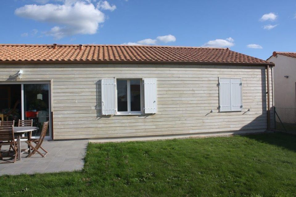 Maison en bardage bois nettoyée à La Roche-sur-Yon, après dégrisement