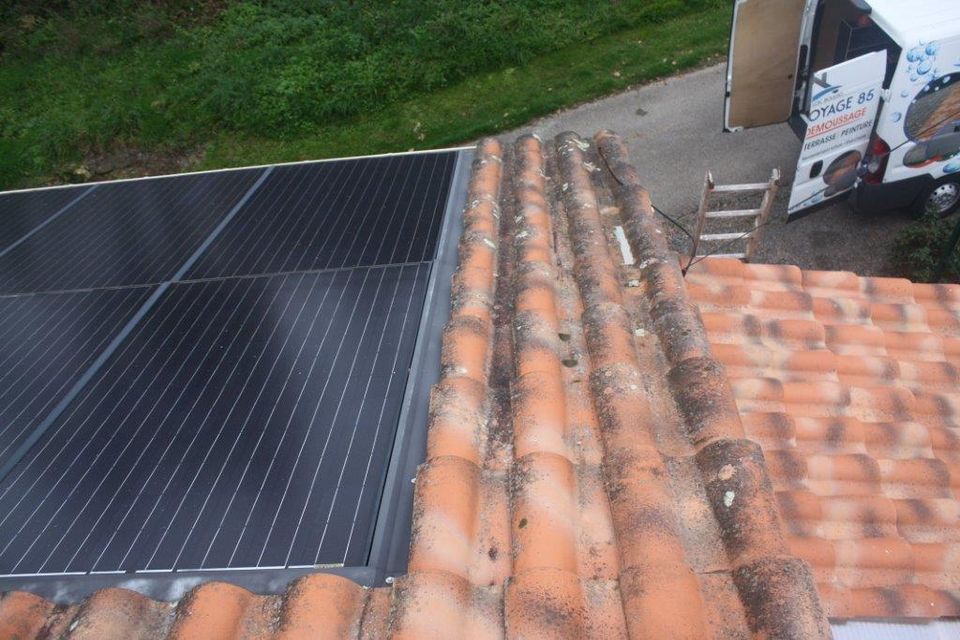 Panneaux solaires et tuiles encrassés à Venansault, avant nettoyage