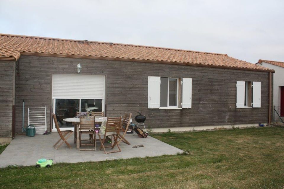 Maison en bardage bois grisé à La Roche-sur-Yon, avant nettoyage
