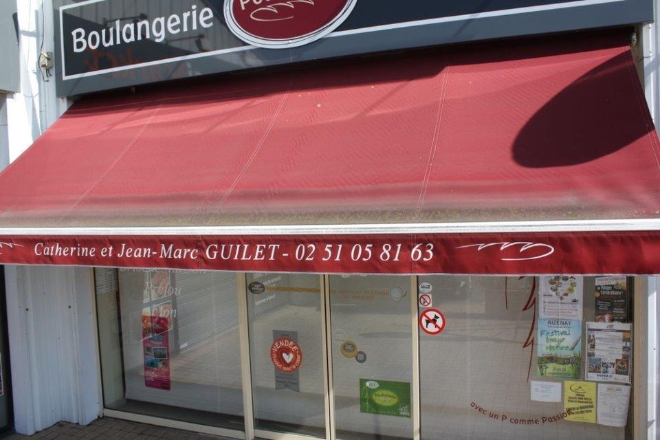 Store banne de commerce encrassé à Venansault, avant nettoyage