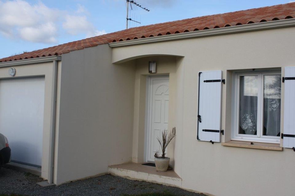 Façade de maison nettoyée à Aizenay, après traitement