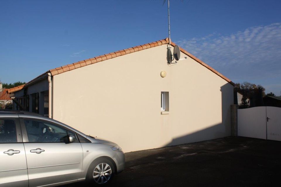 Pignon enduit nettoyé à La Roche-sur-Yon, après traitement