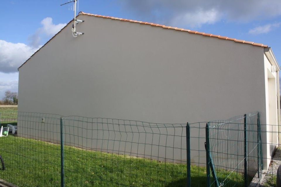 Pignon de maison nettoyé à La Mothe-Achard, après traitement