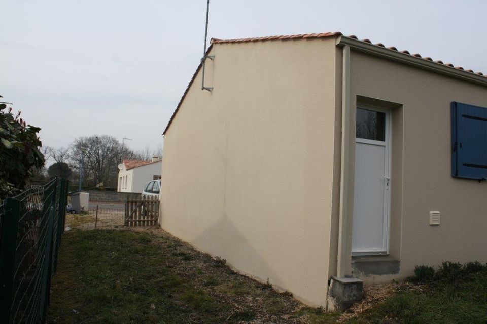 Mur de garage enduit nettoyé à Challans, après traitement