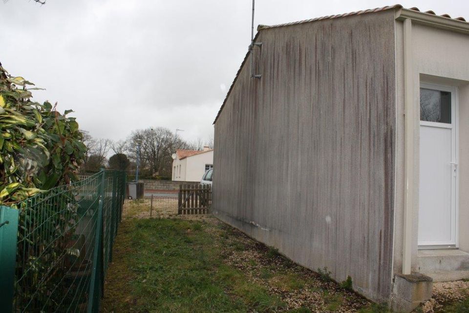Mur de garage enduit encrassé à Challans, avant nettoyage