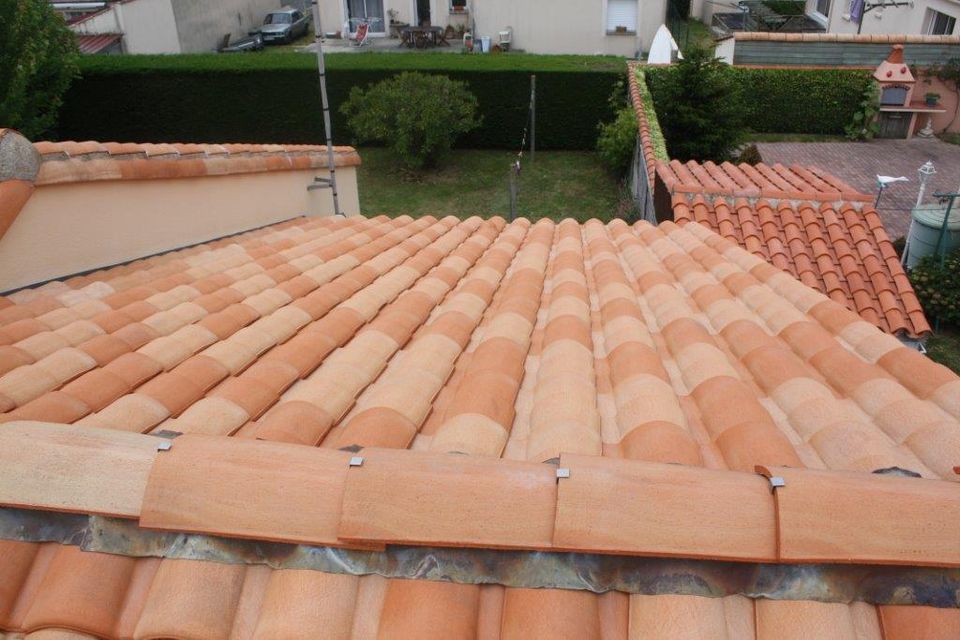 Toiture en tuiles démoussée à Aizenay, après nettoyage