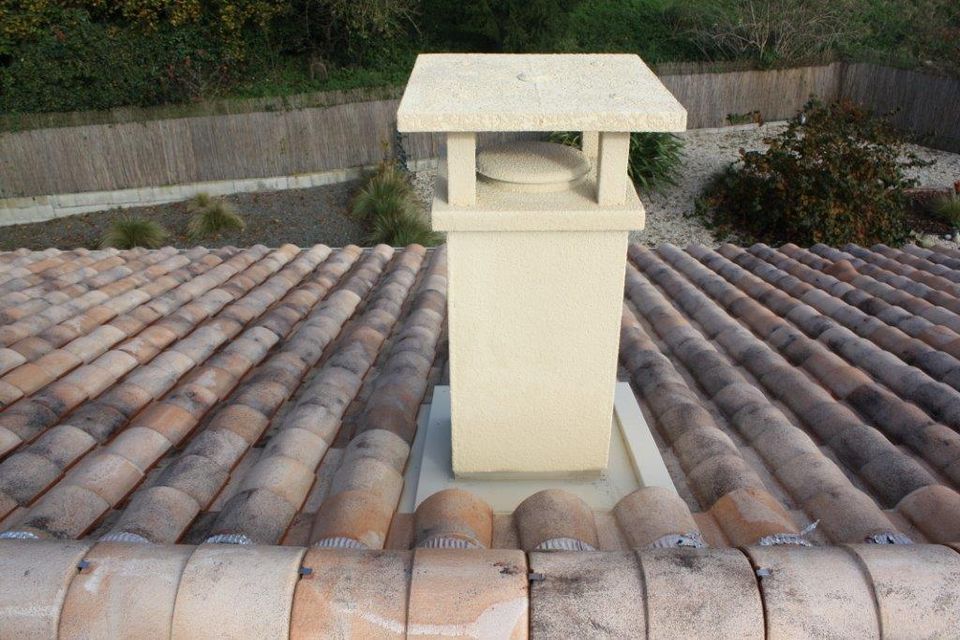 Tuiles et cheminée nettoyées à La Roche-sur-Yon, après démoussage